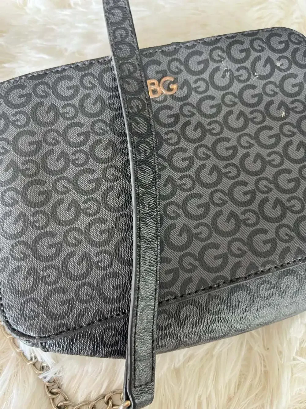GBG Los Angeles Logo Print Black Crossbody Bag with Chain Strap